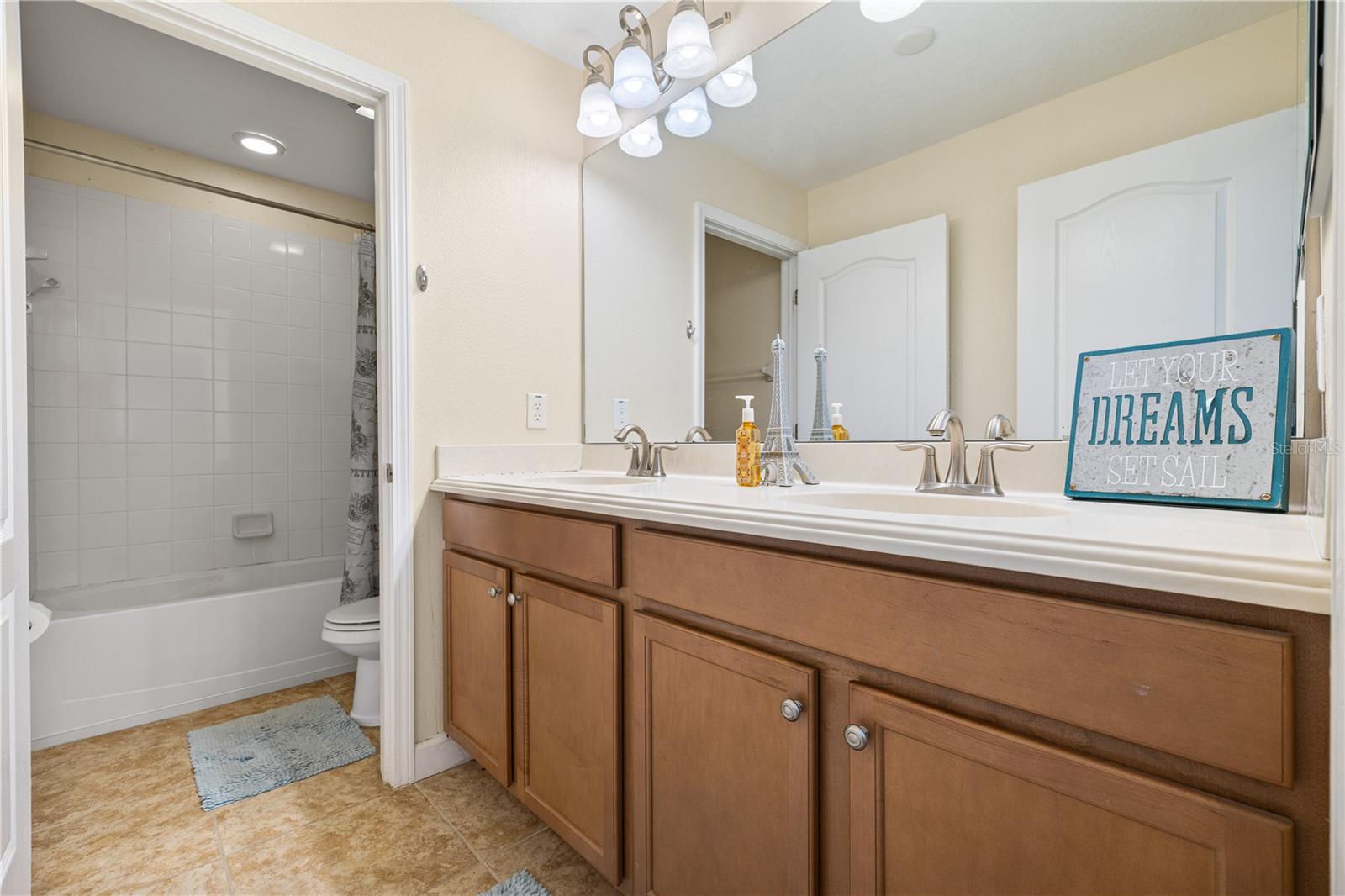 SIGNATURE LAKES - Residential