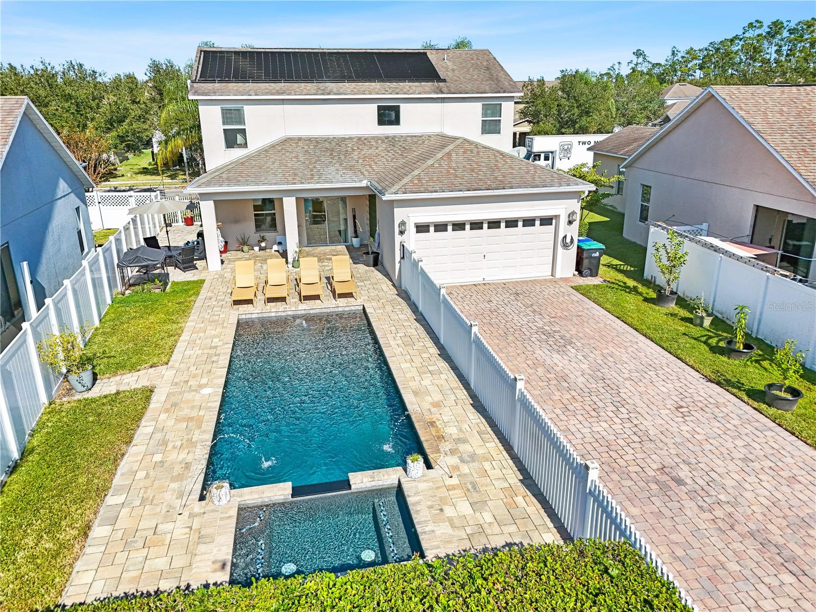 SIGNATURE LAKES - Residential