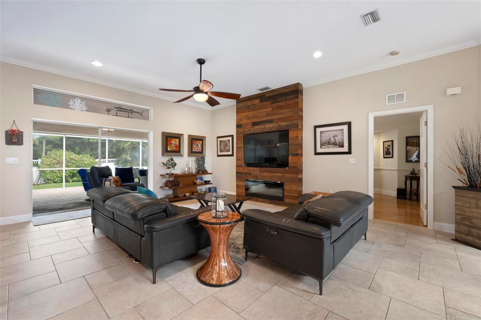 586 OAK BAY DRIVE