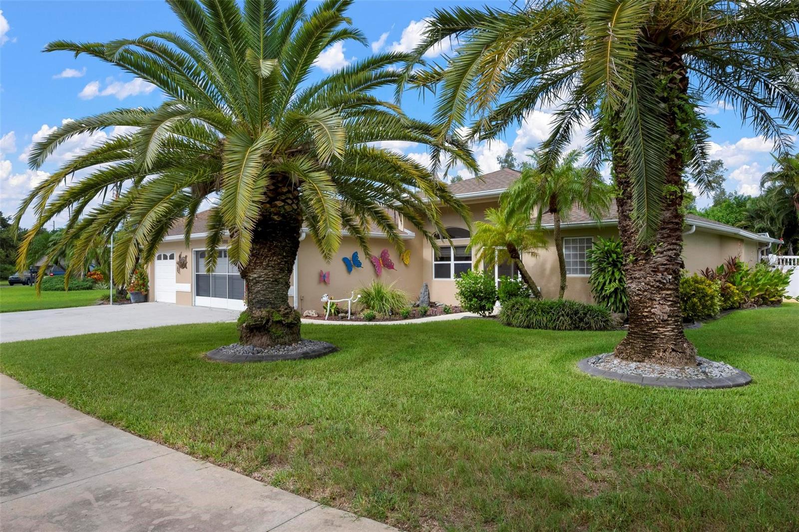 586 OAK BAY DRIVE