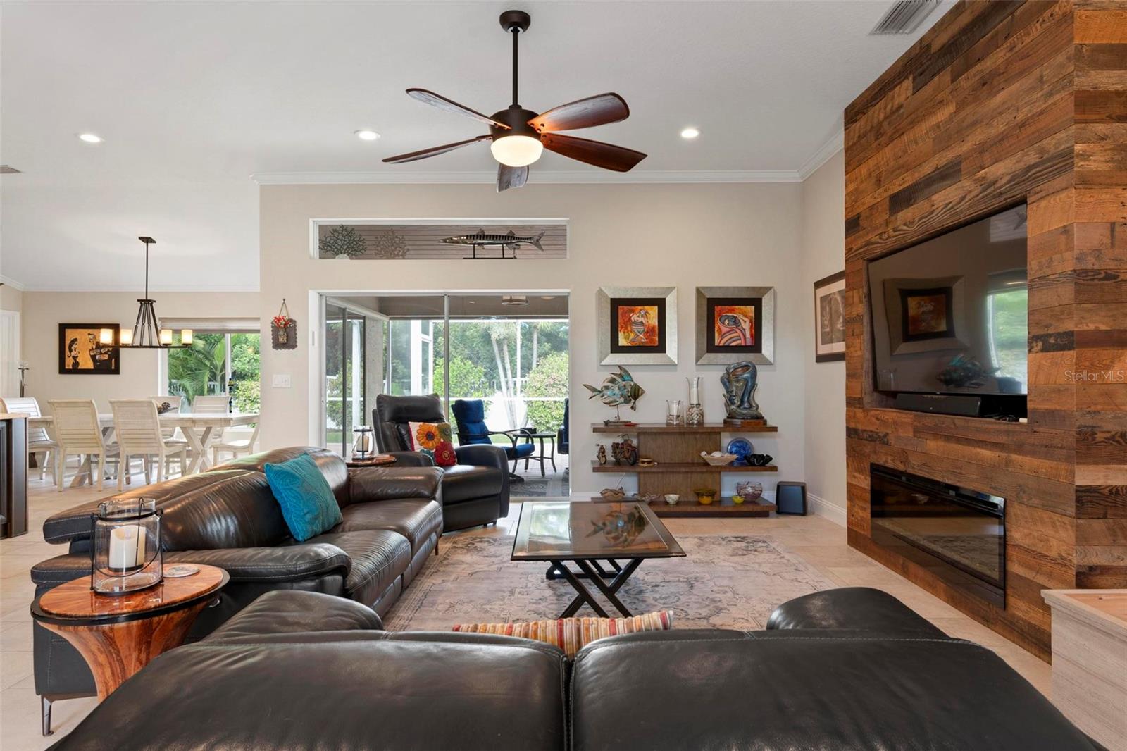586 OAK BAY DRIVE