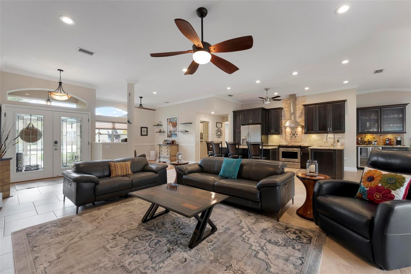 586 OAK BAY DRIVE
