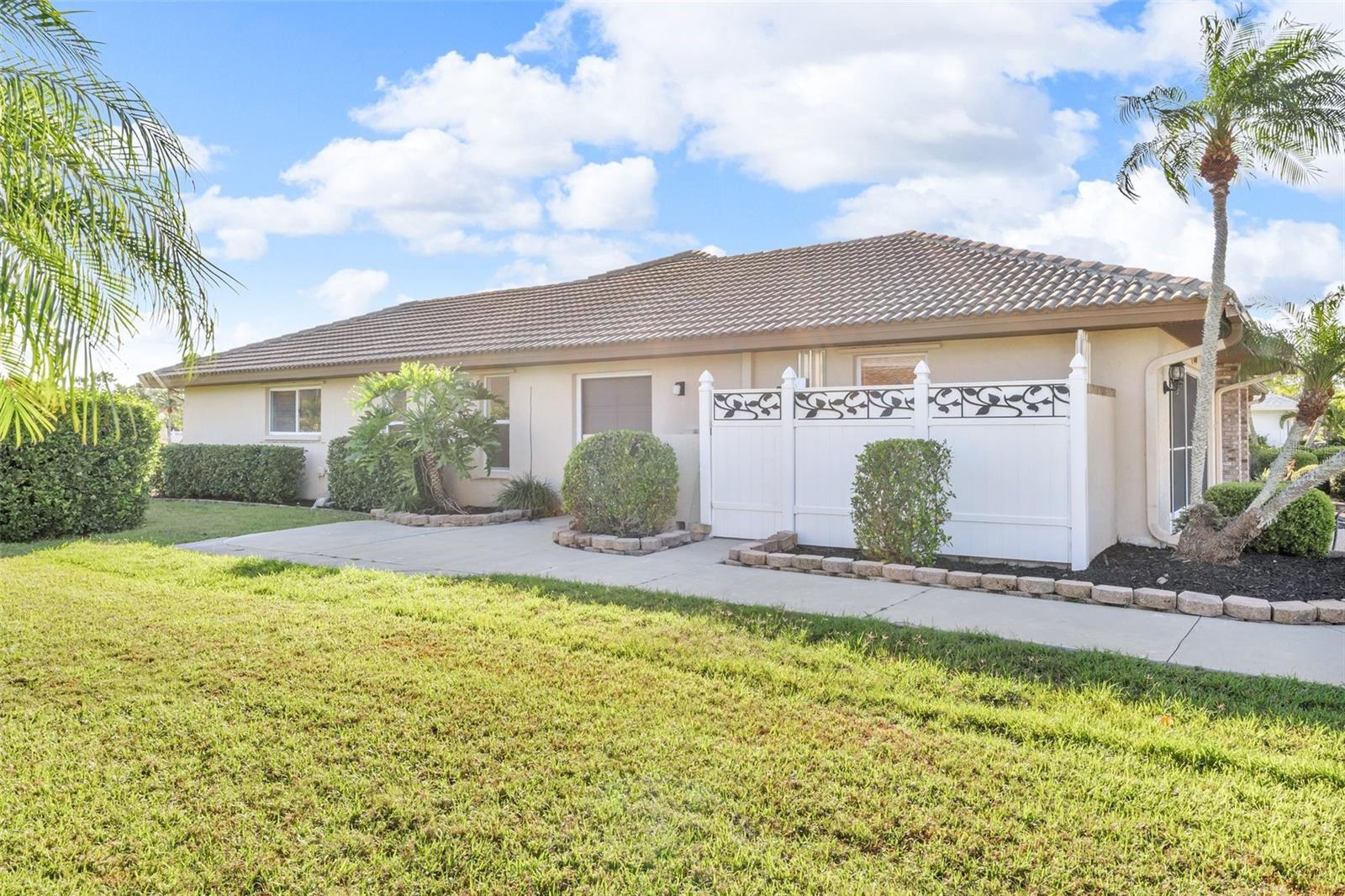 6994 COUNTRY LAKES CIRCLE