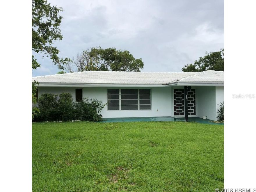 3 bedrooms 2 baths 2100 living sq ft waterfront home in the Venezia community.