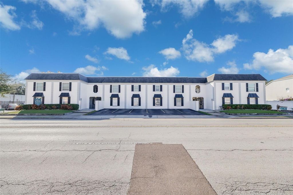 Photo of 2808 W Azeele Street #117, Tampa, FL 33609 (MLS # TB8459805)