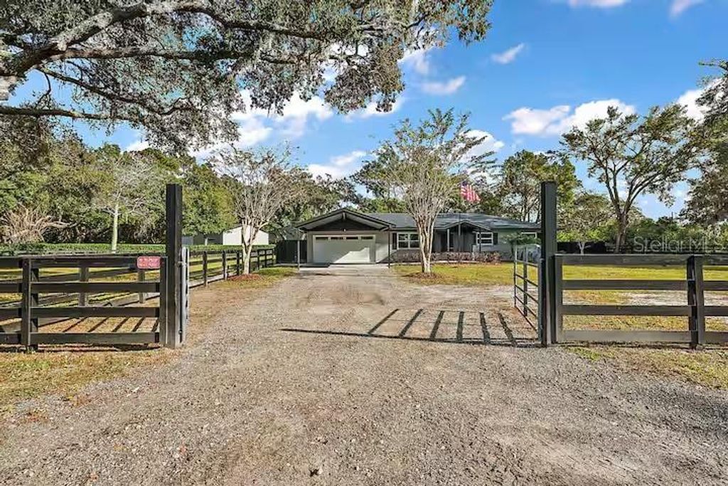 Photo of 33736 E Lake Joanna Drive, Eustis, FL 32736 (MLS # G5104194)