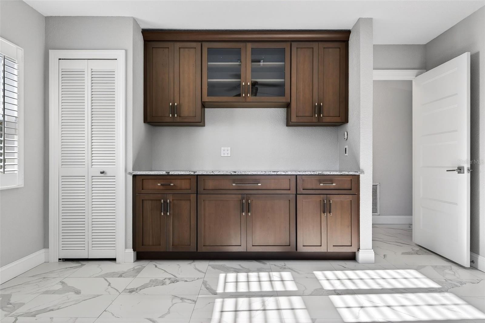 COUNTRY CLUB SHORES - Residential