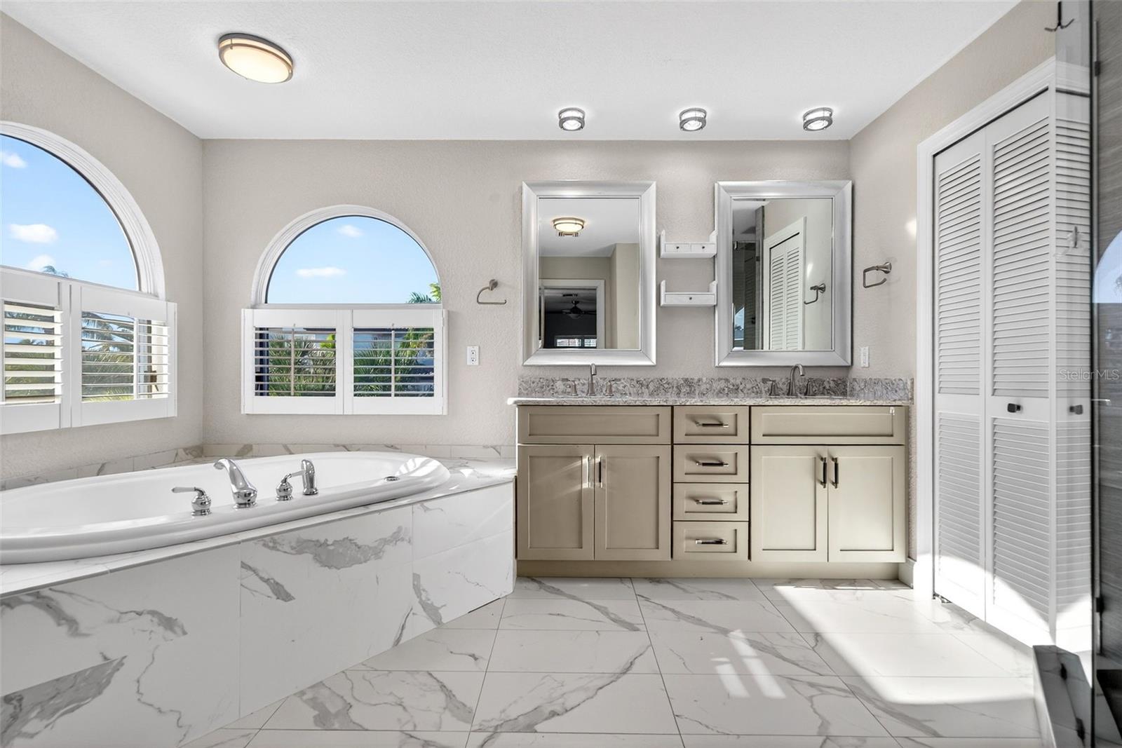 COUNTRY CLUB SHORES - Residential