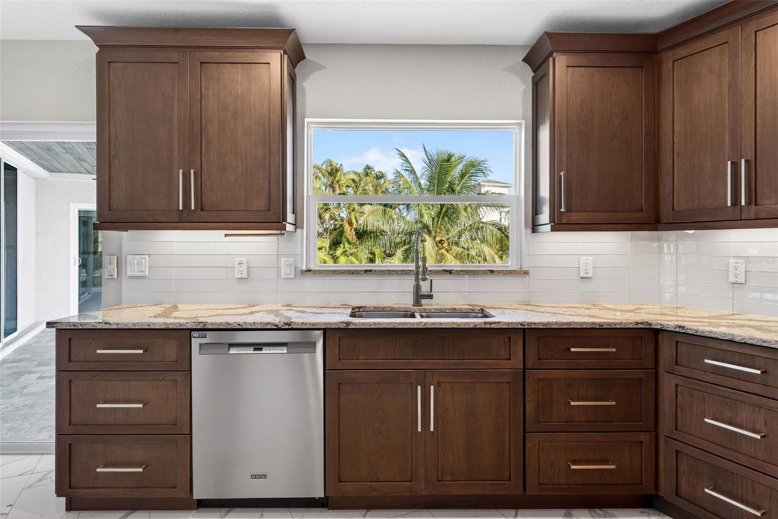 COUNTRY CLUB SHORES - Residential