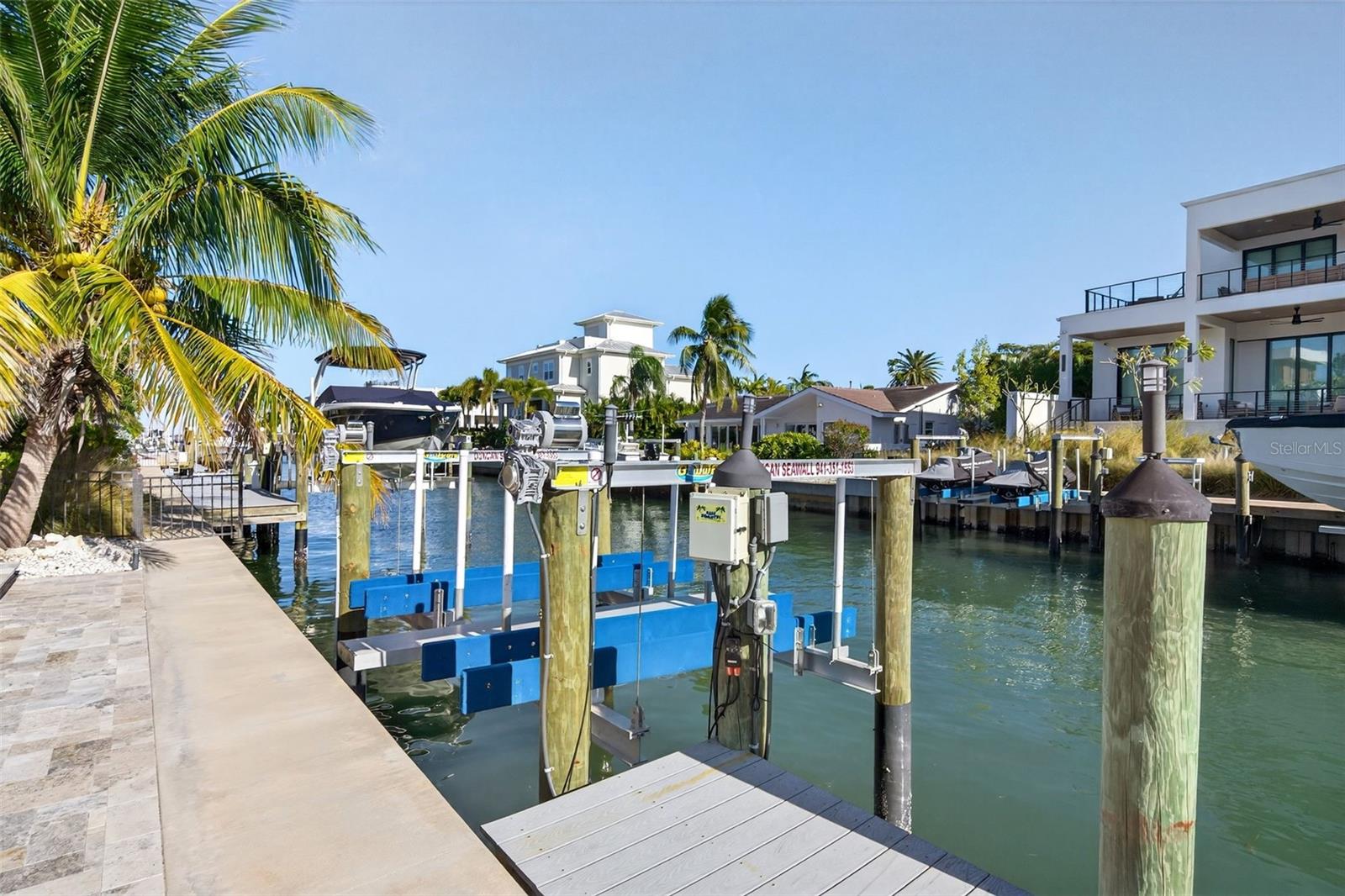 COUNTRY CLUB SHORES - Residential