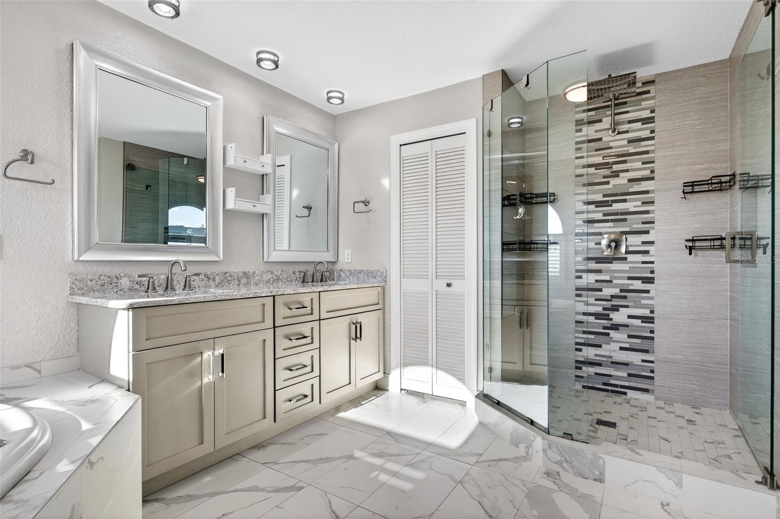 COUNTRY CLUB SHORES - Residential