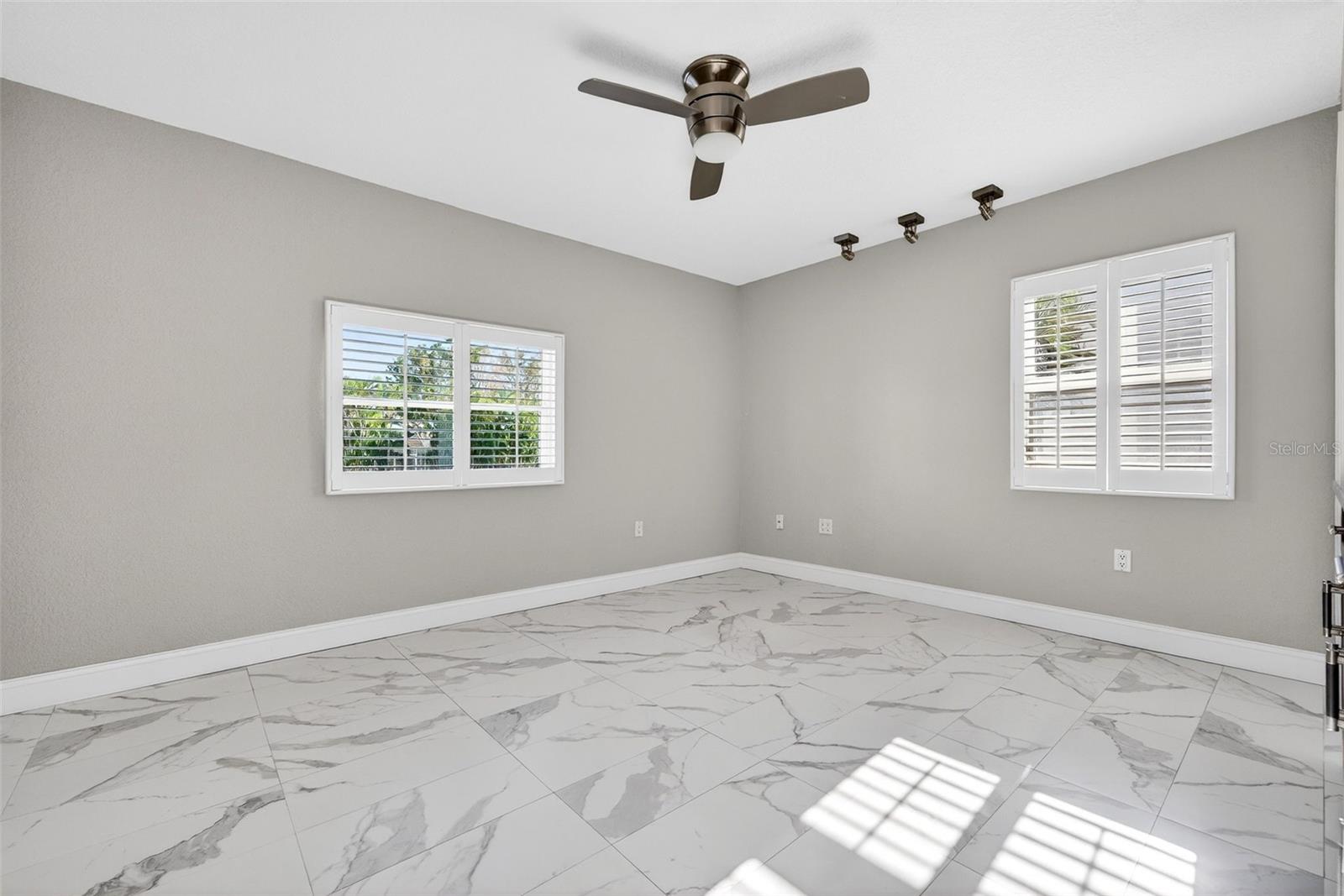 COUNTRY CLUB SHORES - Residential