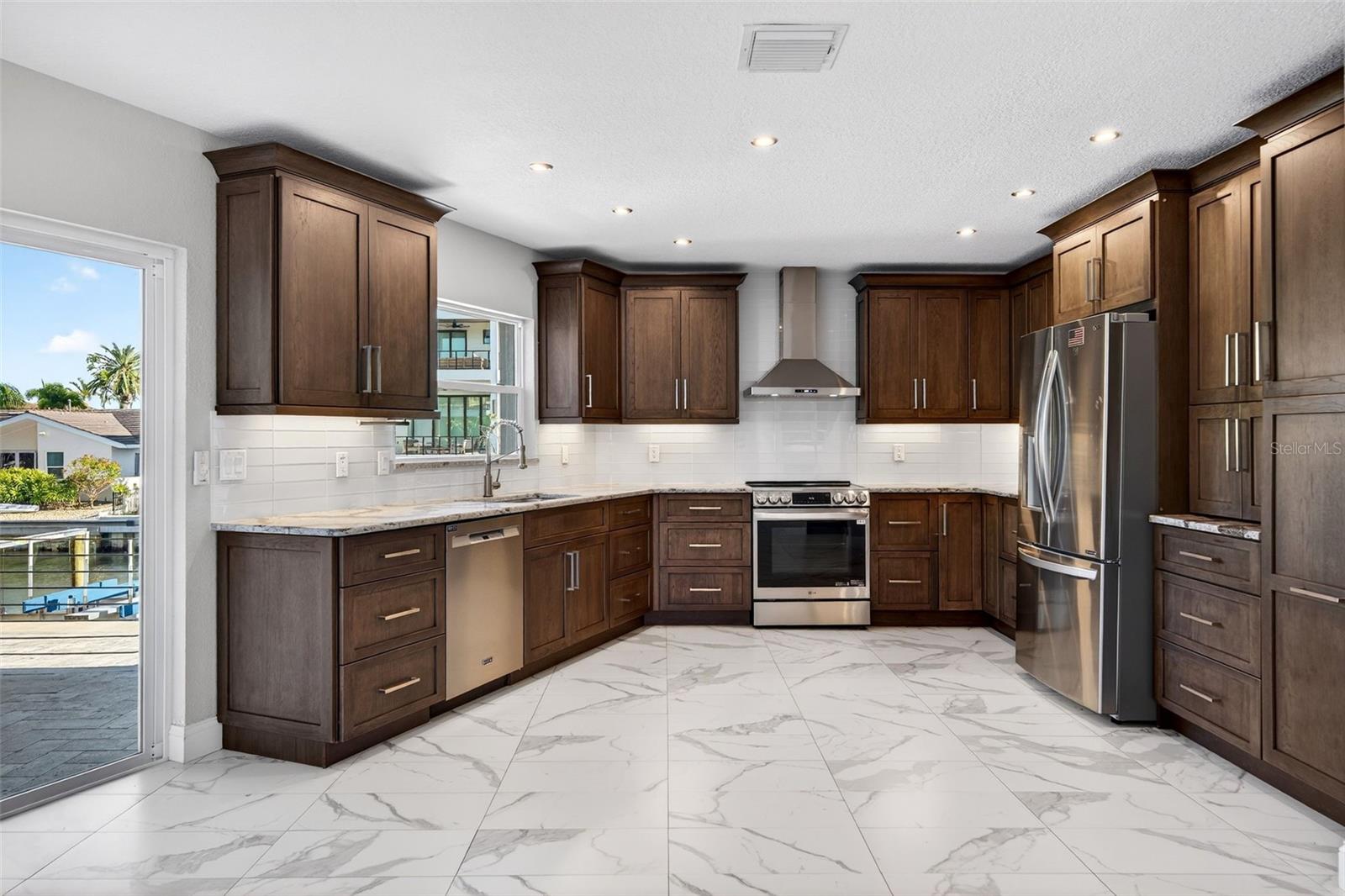 COUNTRY CLUB SHORES - Residential