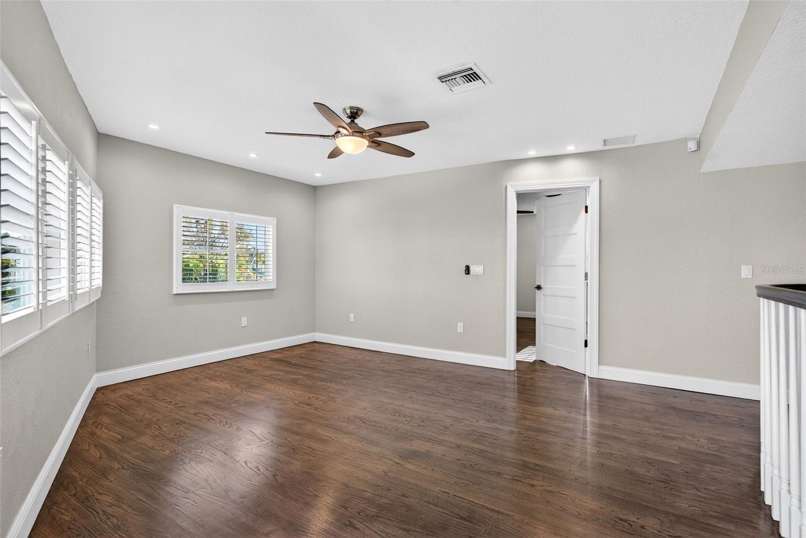 COUNTRY CLUB SHORES - Residential