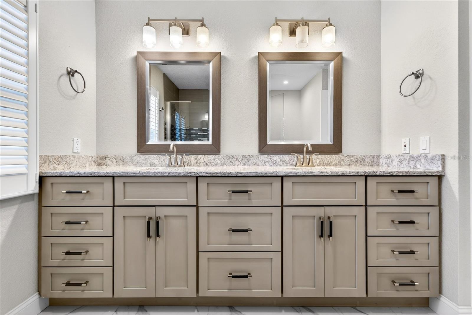 COUNTRY CLUB SHORES - Residential