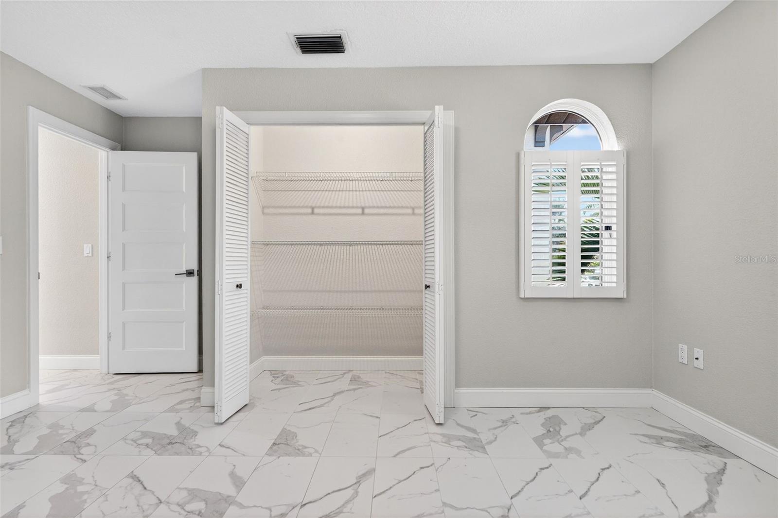 COUNTRY CLUB SHORES - Residential