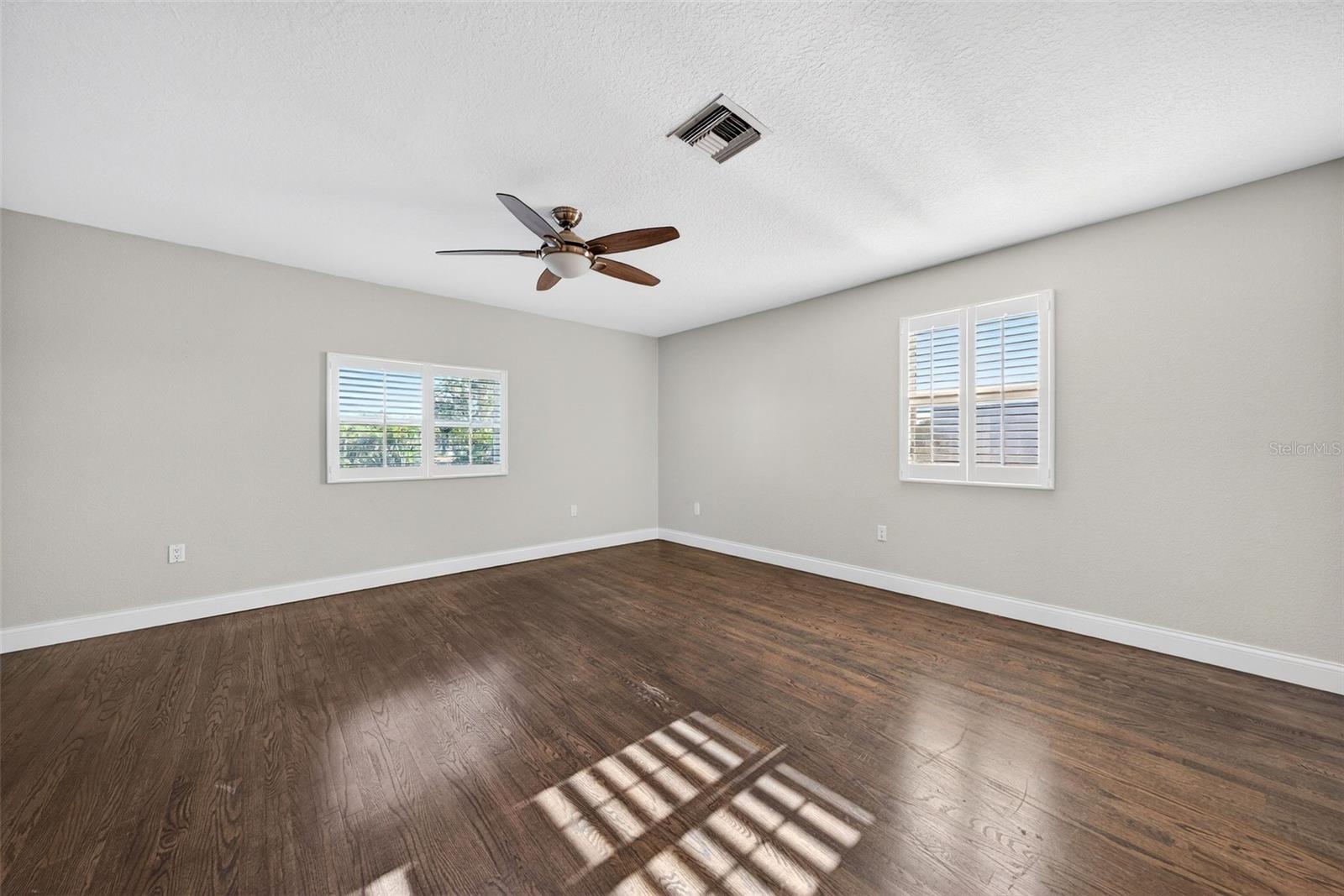 COUNTRY CLUB SHORES - Residential