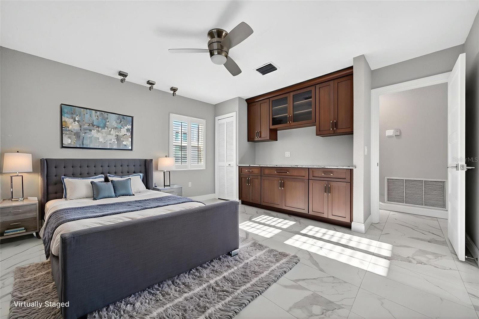 COUNTRY CLUB SHORES - Residential