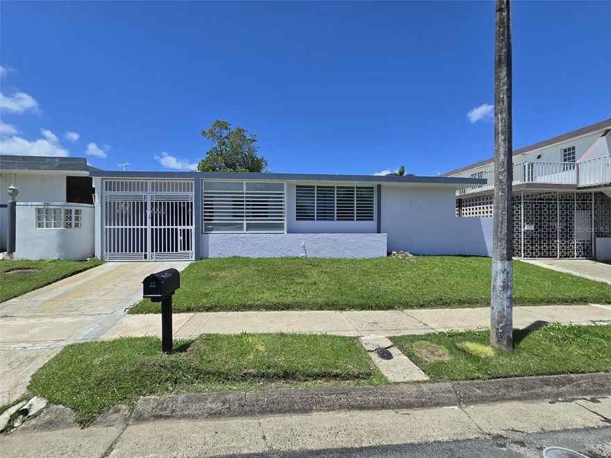 UNIQUE OPPORTUNITY IN EXTENSIÓN PARKVILLE! YOUR HIDDEN PARADISE IN Guaynabo / San Juan.  READY TO MOVE!!!

This is not just a property… it’s the kind of place that when you see it, you instantly know it’s the one. Located in one of the most central and connected areas of Guaynabo/San Juan, in Extension Parkville, this residence combines location, privacy, comfort, and immediate investment potential.

Situated just minutes from major highways such as PR-22 and PR-52, this property offers fast access to the most important points of the metropolitan area, including preschools, the CPS Parkville School, the "Centro Comprensivo de Cancer UPR", Medical Center, Hato Rey financial district, Interamericana University, the University of Puerto Rico, Río Piedras campus. You are also close to Plaza Las Américas, top restaurants, and shopping centers. Additionally, it is approximately 17 minutes from Luis Muñoz Marín International Airport under normal traffic conditions. For leisure, you are only a short drive from beautiful beaches such as Condado, Isla Verde, and Ocean Park, allowing you to enjoy both city convenience and coastal living. Despite its central location, the community maintains a peaceful residential atmosphere, offering the perfect balance between urban accessibility and private comfort.

The property features 4 spacious bedrooms and 2 fully remodeled bathrooms, move-in ready and designed for comfort. Its layout is ideal for large families or for those seeking space for remote work or additional income opportunities.

It includes a 2-car carport with storage area, adding practicality and extra functionality for daily living.

The spacious, fully fenced backyard is a true private oasis—perfect for gardening, entertaining, building outdoor living spaces, or simply relaxing and enjoying your own organic coconut water. Enjoy coconuts from your own yard.

Community amenities that elevate your lifestyle:
* Basketball courts
* Soccer field
* Playground
* Passive park with relaxing green areas
* 24/7 security
* Schools from daycare and up, all nearby

Here you are not just buying a home… you are investing in a lifestyle that offers comfort, convenience, privacy, and long-term value appreciation.

This is a rare opportunity in a high-demand area and it will NOT last long on the market.

Schedule your private showing TODAY and secure this hidden gem before it’s gone.