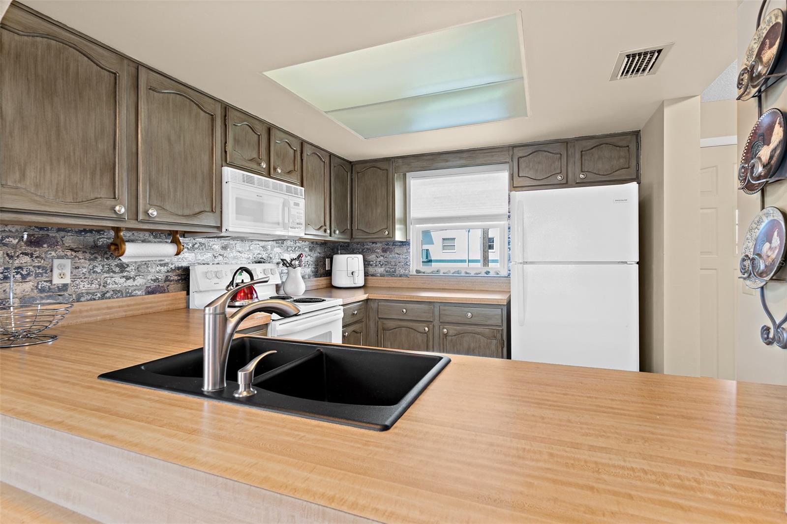 CASTAWAY VILLAS CONDO PH 3 - Residential