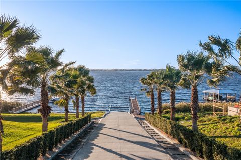 A home in LAKE ALFRED