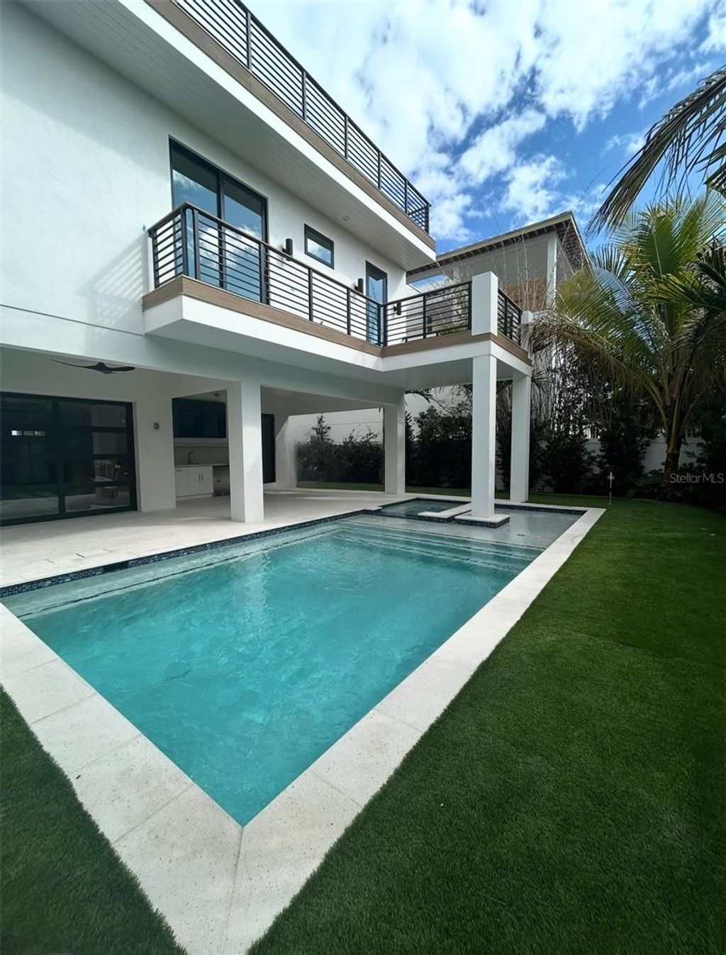 Photo of 671 Avenida Del Norte, Sarasota, FL 34242 (MLS # A4687911)