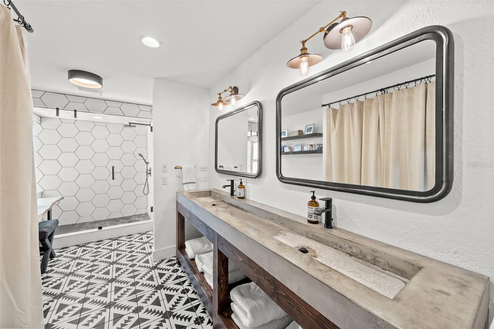 DUNEDIN CAUSEWAY CENTER - Residential