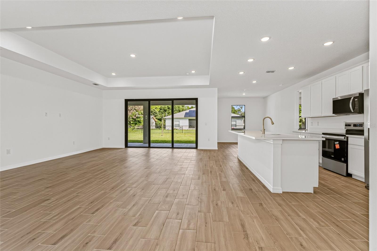 30 LUDLOW LANE E