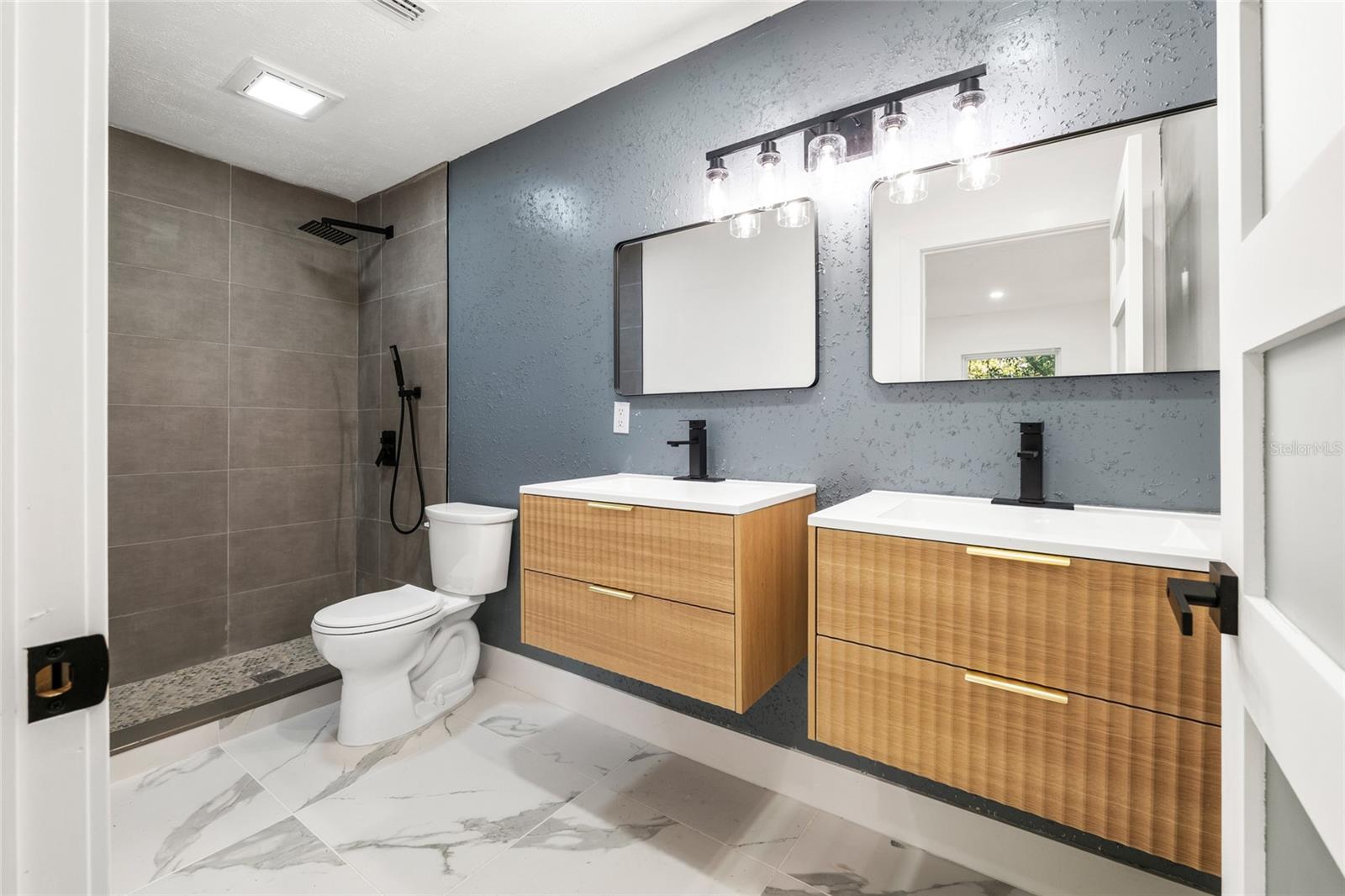 LAKESIDE ESTATES - Residential