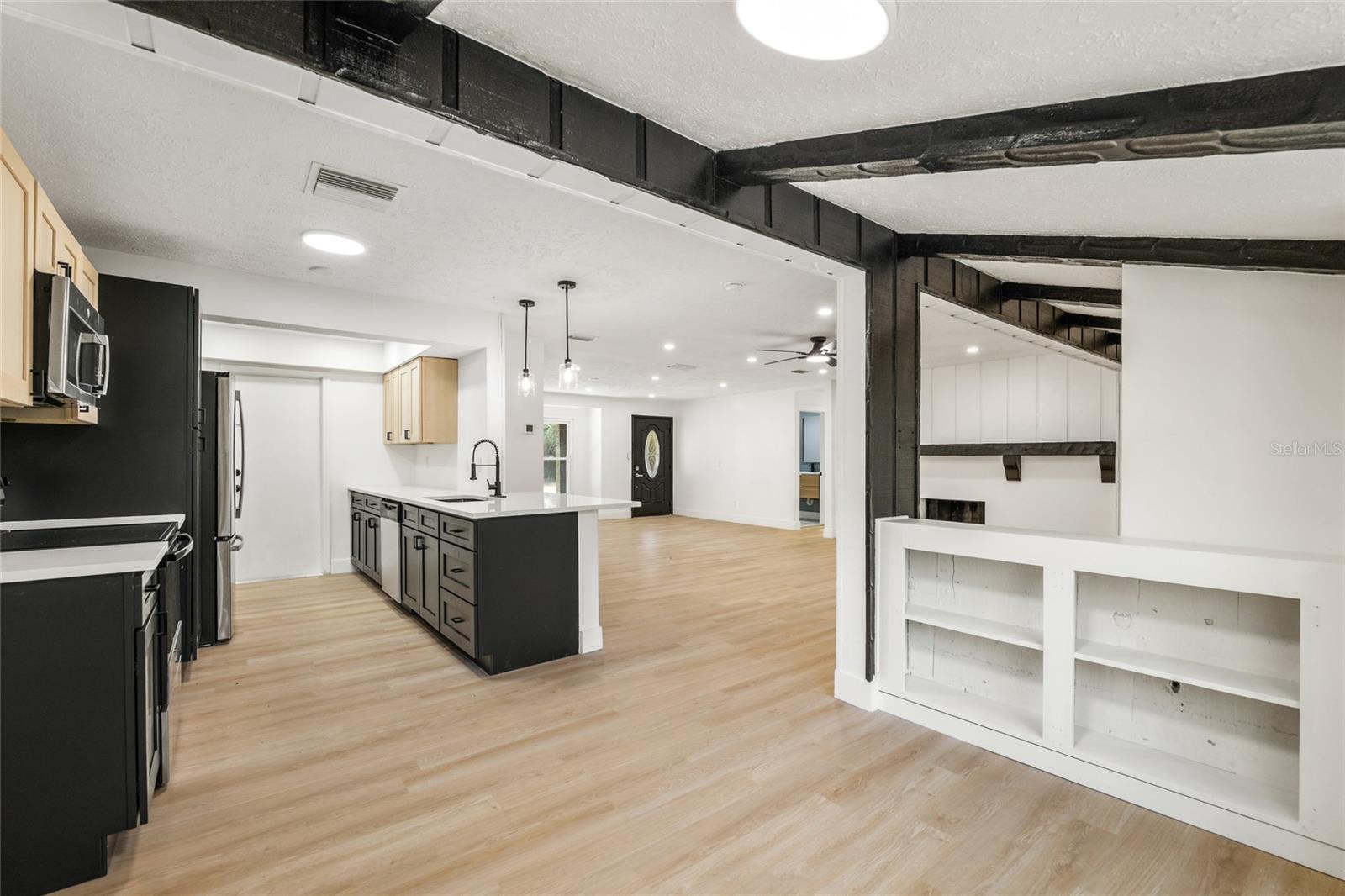 LAKESIDE ESTATES - Residential