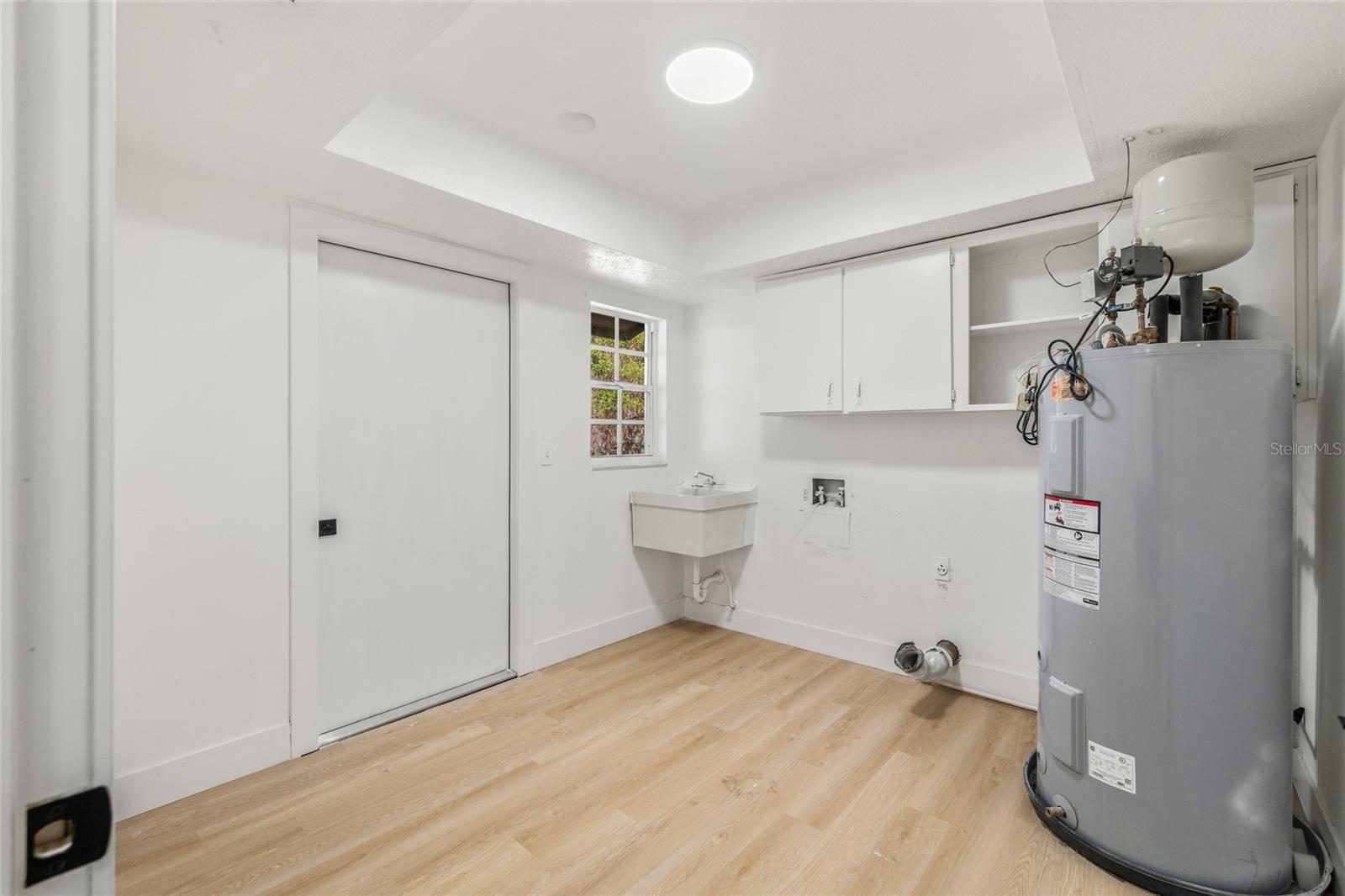 LAKESIDE ESTATES - Residential