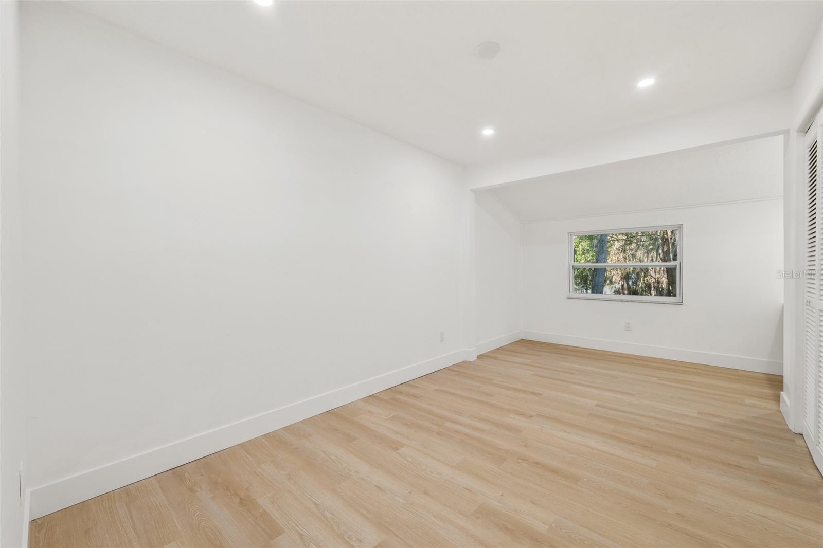 LAKESIDE ESTATES - Residential