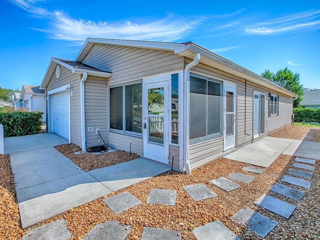 Photo of 17235 SE 93rd Demoss Court, The Villages, FL 32162 (MLS # G5102149)