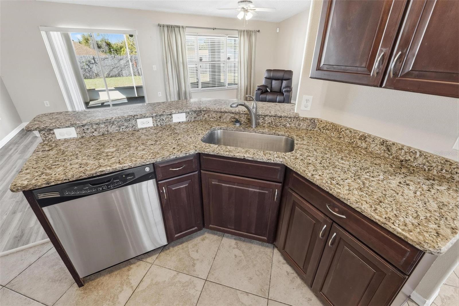 DELTONA LKS UN THREE - Residential