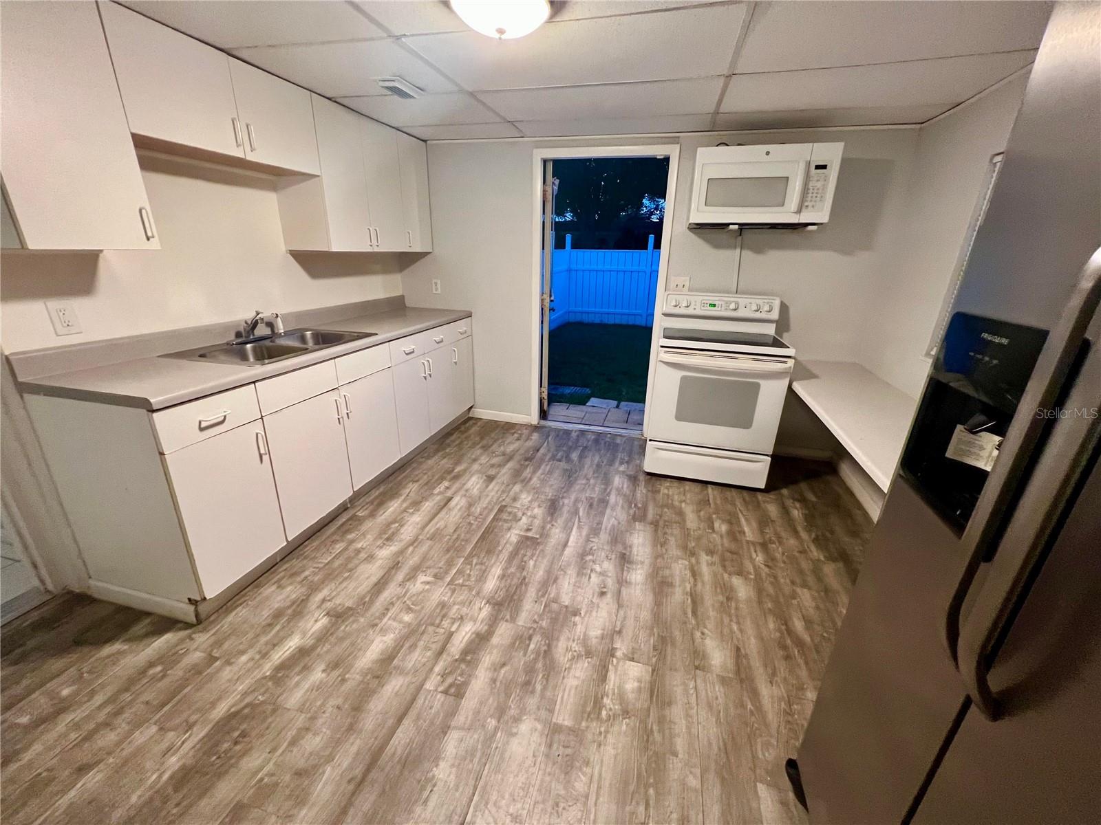 BAYOU MANOR - Residential Lease