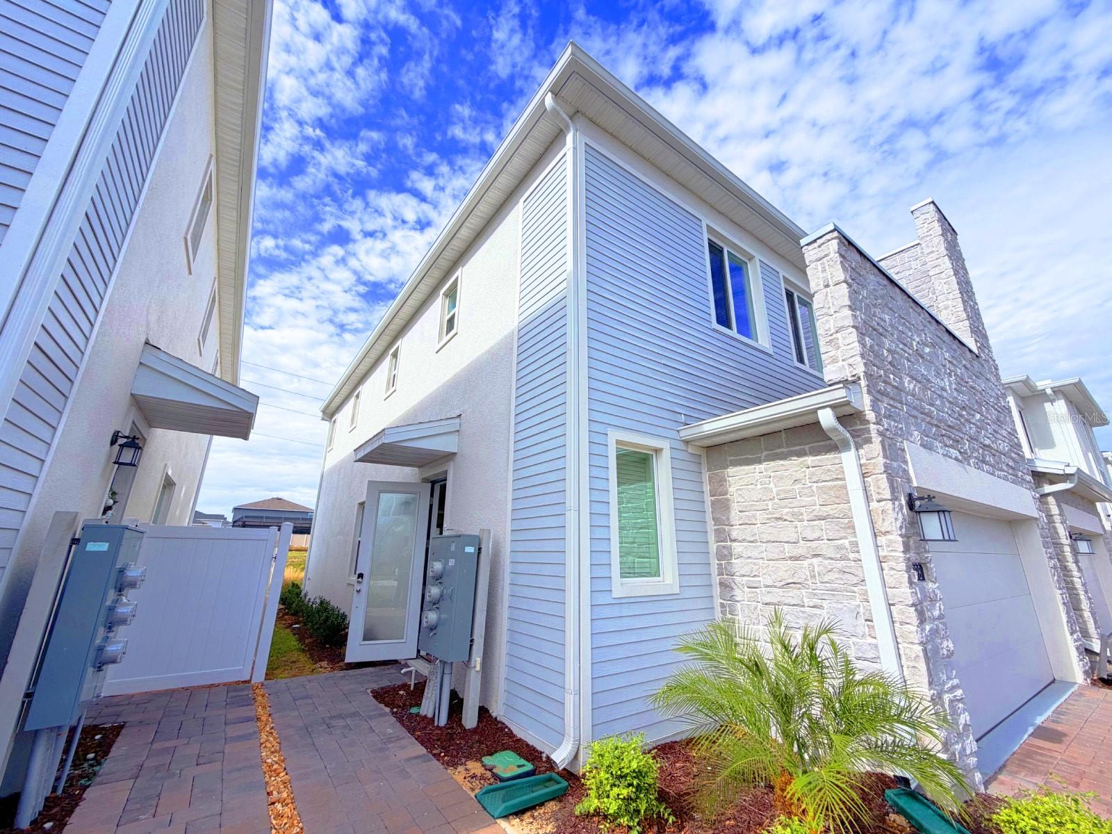 CHAMPIONS POINT - Residential Lease