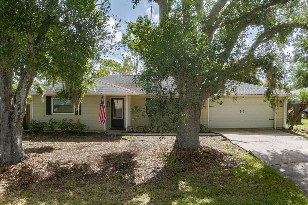 Photo of 5012 Woodlawn Circle W, Palmetto, FL 34221 (MLS # A4688572)