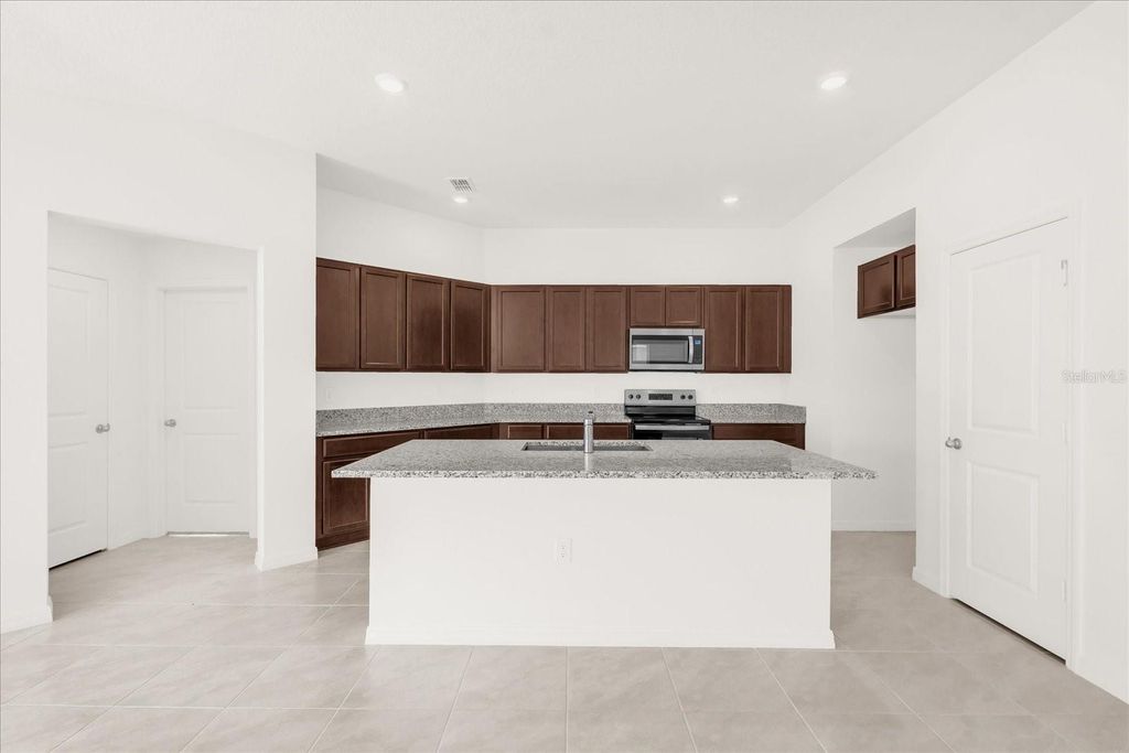 Photo of 560 Mahogany Way, Dundee, FL 33838 (MLS # O6331039)