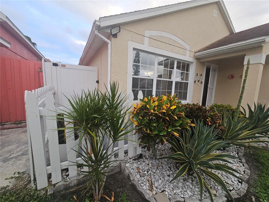 Excellent studio in the heart of Orlando, price includes water, electricity, and internet services.