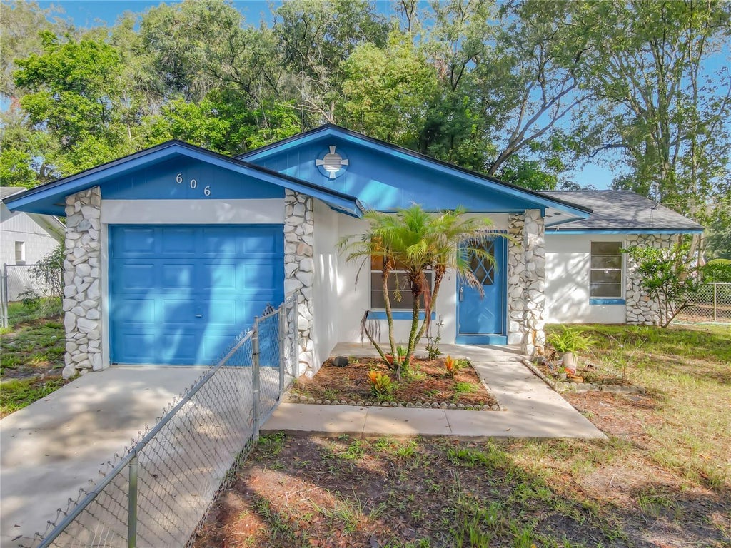 Photo of 606 W Tall Pine Ter, Deland, FL 32724 (MLS # V4951185)