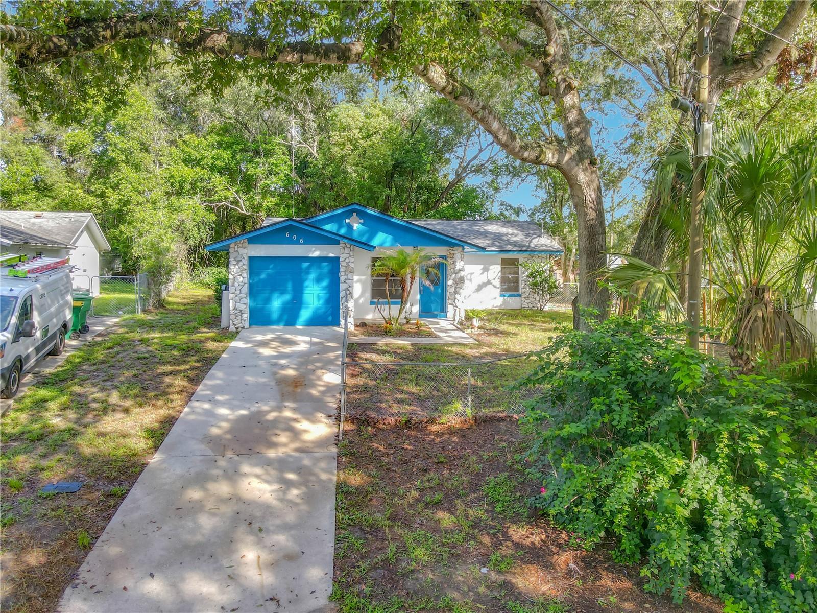 606 W TALL PINE