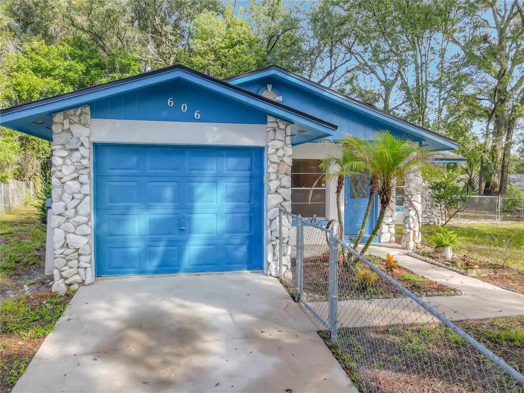 Photo of 606 W Tall Pine Ter, Deland, FL 32724 (MLS # V4951185)