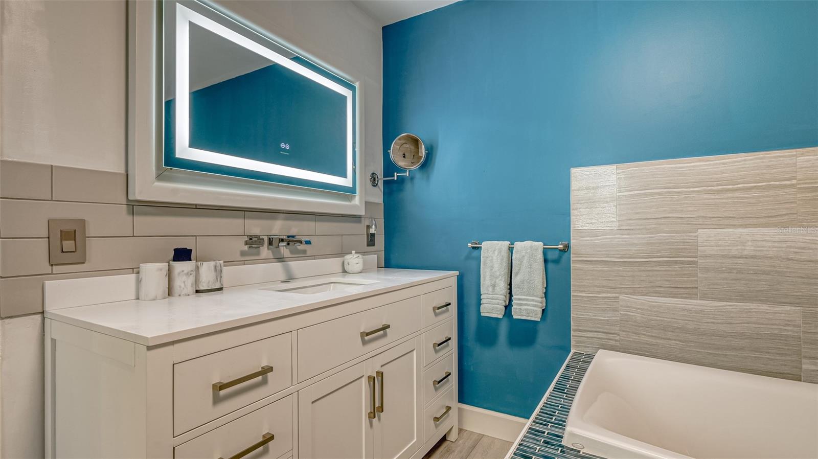 COUNTRY CLUB SHORES - Residential Lease