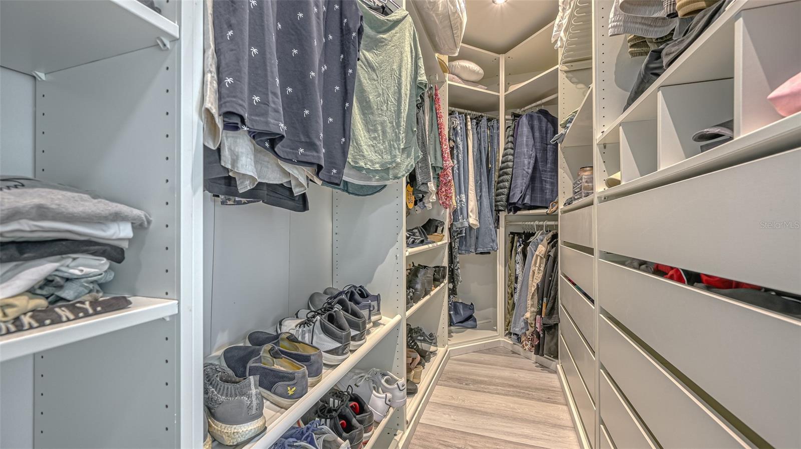 COUNTRY CLUB SHORES - Residential Lease