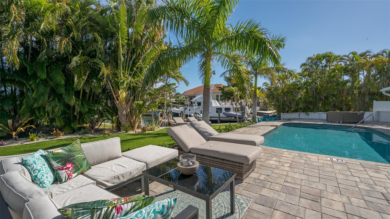 COUNTRY CLUB SHORES - Residential Lease