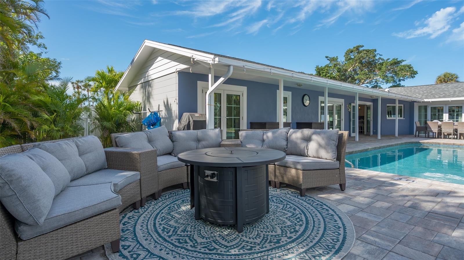 COUNTRY CLUB SHORES - Residential Lease