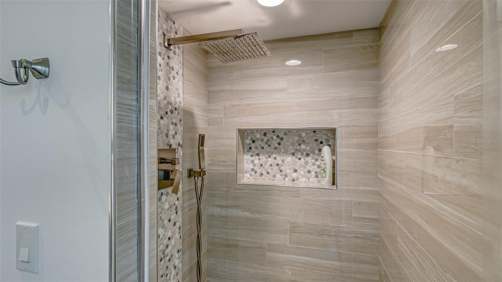 COUNTRY CLUB SHORES - Residential Lease