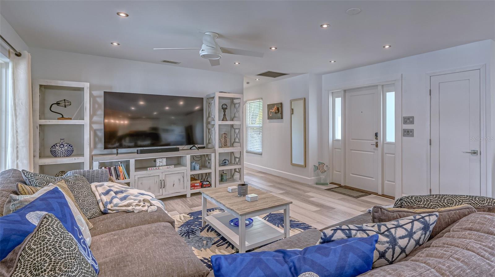 COUNTRY CLUB SHORES - Residential Lease