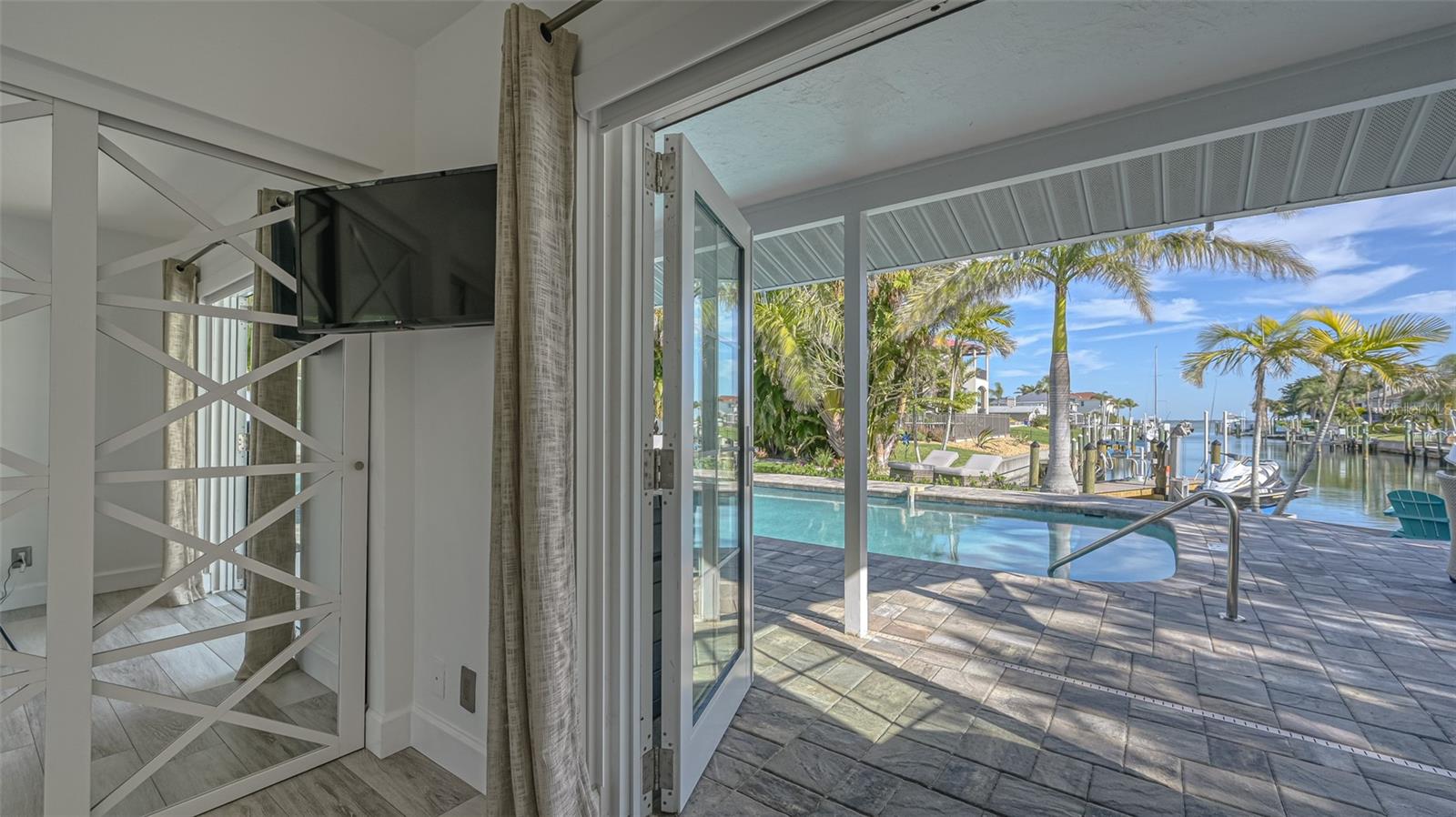 COUNTRY CLUB SHORES - Residential Lease