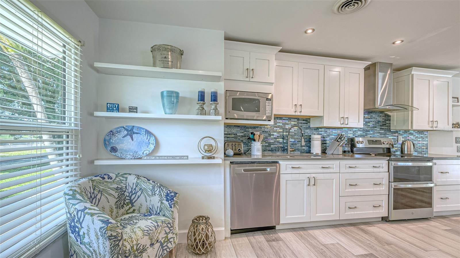 COUNTRY CLUB SHORES - Residential Lease